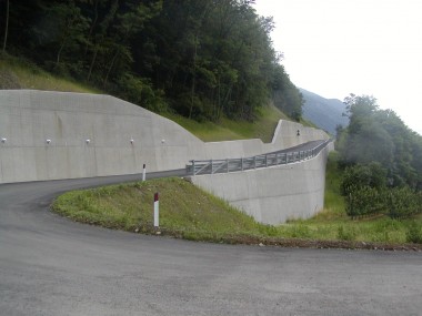 Strada di accesso al centro sportivo di Tirano (SO) 