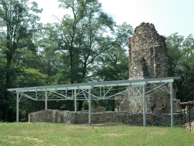 vista della struttura in rapporto con i ruderi archeologici