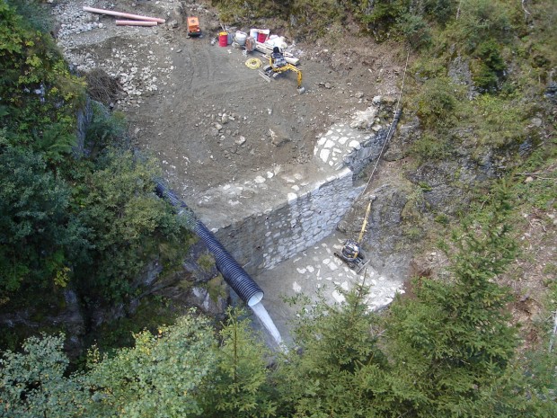 Ricostruzione della briglia in Val Raltana  q. 1300 m sm
