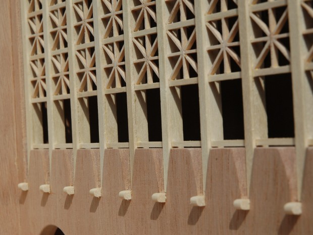 Particolare struttura facciata in vetro e legno - modello