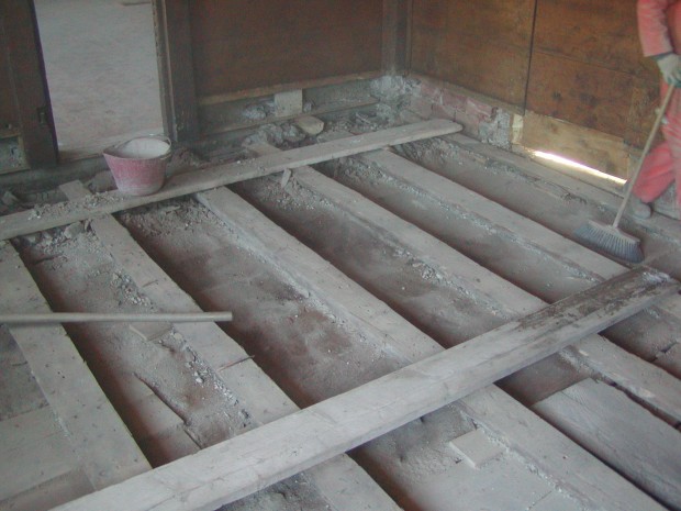 L’estradosso strutturale del solaio della “stanza a baule” prima del consolidamento