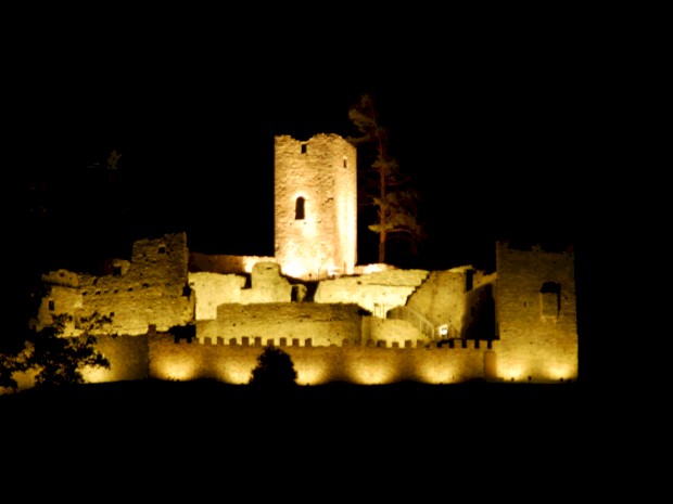 4 - vista notturna del castello