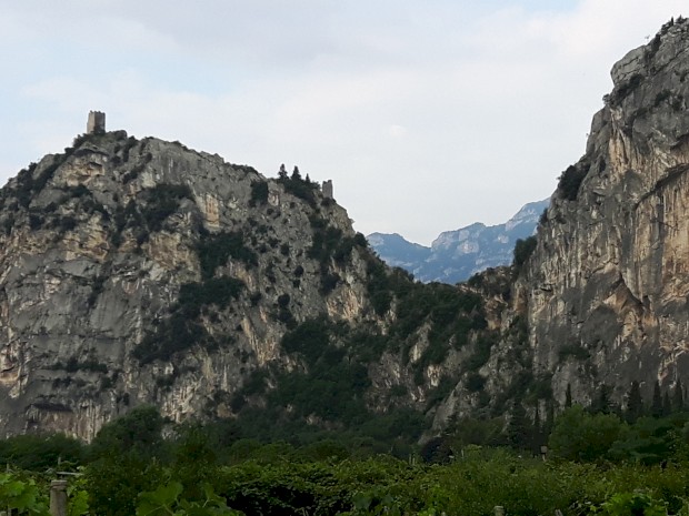 La rupe su cui sorge il castello vista da Nord-Est