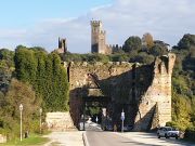 La rocca del ponte lungo con sullo sfondo il castello scaligero di Valeggio La rocca del ponte lungo con sullo sfondo il castello scaligero di Valeggio