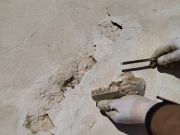 Distacco di una porzione di lastra di rivestimento Distacco di una porzione di lastra di rivestimento