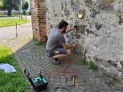 Esecuzione di indagini soniche sulla muratura