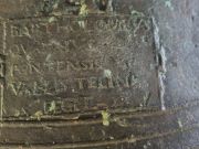 Il costruttore della campana: “BARTHOLOMEUS QUADRIUS PONTENSIS – VALTELLINE FECIT” Il costruttore della campana: “BARTHOLOMEUS QUADRIUS PONTENSIS – VALTELLINE FECIT”