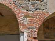 Convento di San Bernardino - particolare strutturale degli archi del chiostro