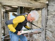 Fase di esecuzione delle indagini con resistograph sulle strutture lignee del castello campanario Fase di esecuzione delle indagini con resistograph sulle strutture lignee del castello campanario