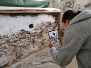 Fase di rilievo con tablet munito di scanner LiDAR - rilievo dettagli altare Fase di rilievo con tablet munito di scanner LiDAR - rilievo dettagli altare