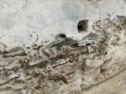 Particolare della croce incisa sul paliotto intonacato dell'altare - immagine da rilievo Particolare della croce incisa sul paliotto intonacato dell'altare - immagine da rilievo