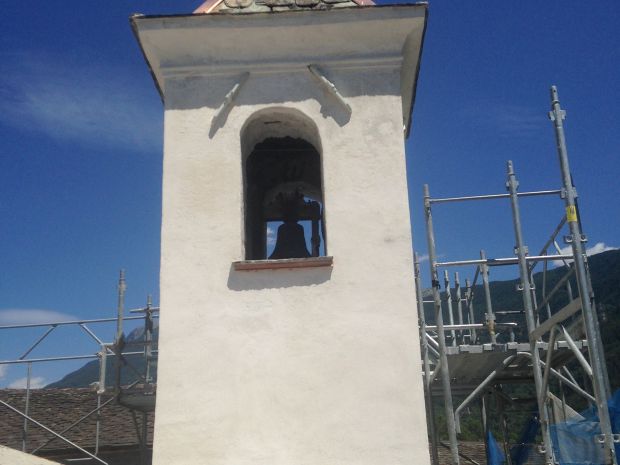 Campanile con intonaci e copertura restaurati