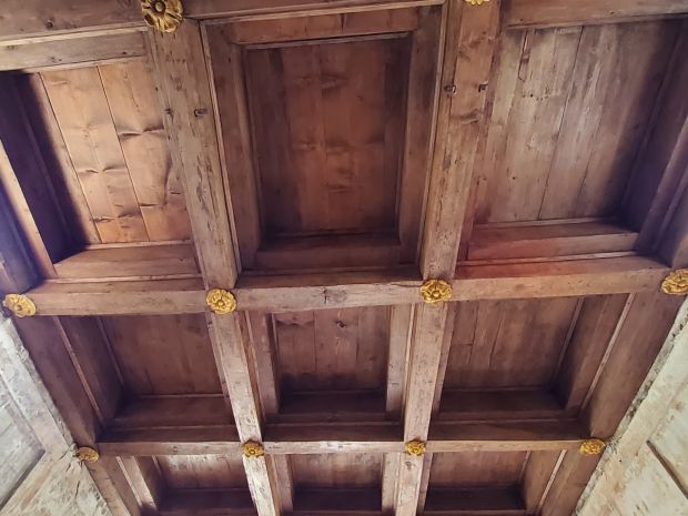 Controsoffitto ligneo a cassettoni in seguito al restauro