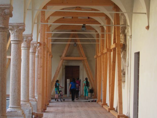 Danni causati del sisma del 2012 nel chiostro dei secolari
