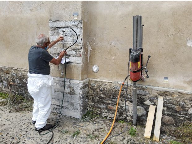 Esecuzione delle indagini con martinetti piatti e carotaggio in fondazione