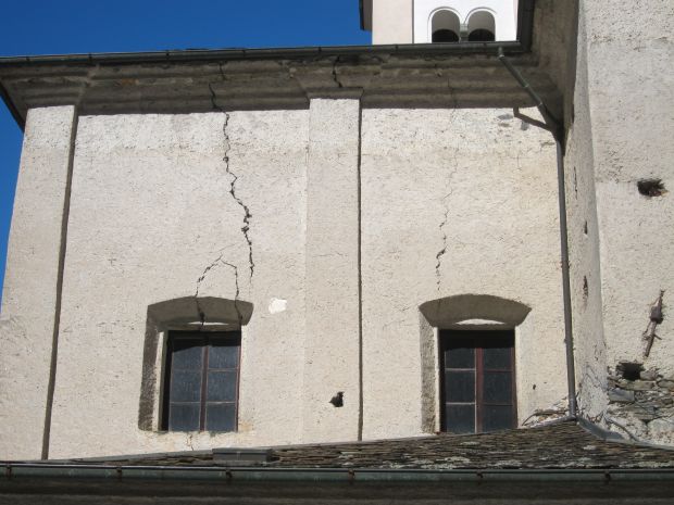 Fessurazioni presenti sulla parte alta della parete Sud dell'abside