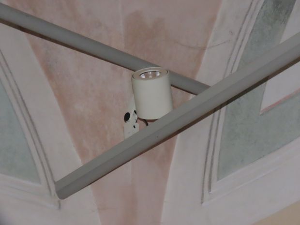 Illuminazione interna mediante faretti posti in corrispondenza dei tiranti