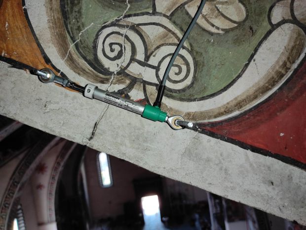 Installazione degli strumenti per il monitoraggio strutturale   estensimetro su lesione
