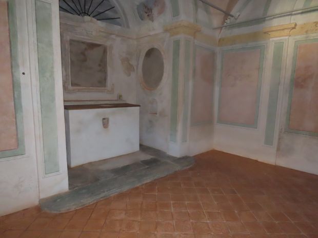 Pulizia, restauro delle lastre in pietra e integrazione degli intonaci in corrispondenza dell'altare