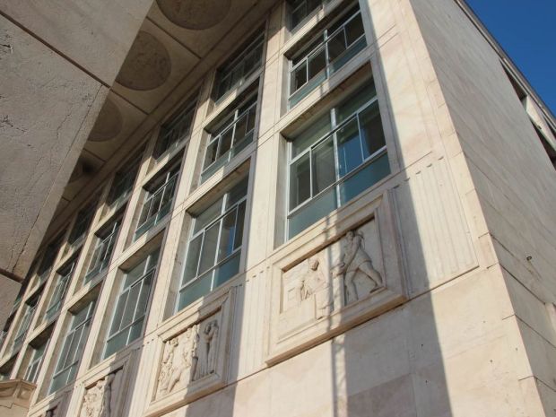 facciata del sottoportico con bassorilievi
