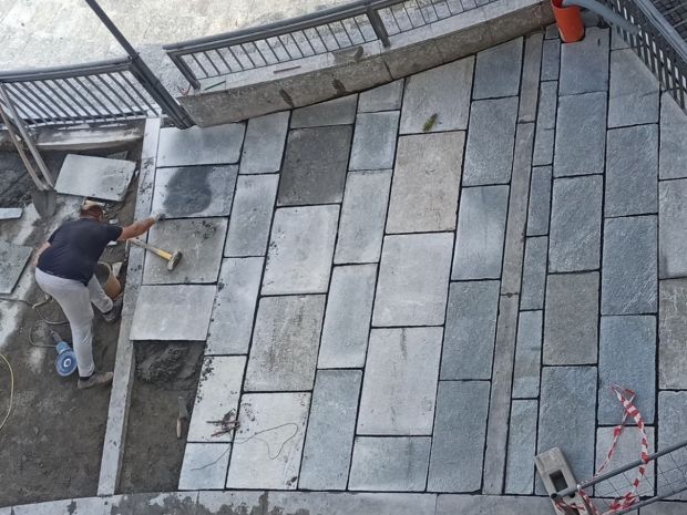 posa nuova pavimentazione in pietra Luserna